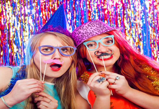 Descubre cómo crear una decoración personalizada de cumpleaños con chuches, canastillas y detalles únicos. Ideas creativas, económicas y fáciles de hacer.