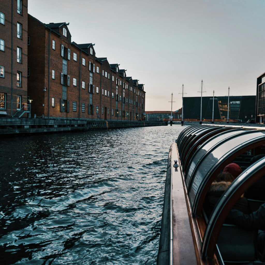 Copenhague no impresiona por su tamaño, sino por su armonía. Con poco más de 600.000 habitantes, se recorre fácilmente a pie o en bicicleta, el medio de transporte preferido por los daneses. De hecho, más de la mitad de los habitantes utiliza la bici a diario para ir al trabajo o a la universidad.